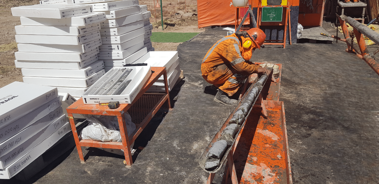 Este programa está diseñado especialmente para ayudantes perforistas que requieren mejorar sus habilidades y conocimientos en técnicas eficientes y seguras en operaciones de perforación diamantina.  Objetivos del curso:   1. Entender los conceptos básicos de la perforación diamantina 2. Aprender las técnicas y procedimientos correctos para realizar perforaciones en forma segura y eficiente 3. Conocer los diferentes tipos de herramientas y accesorios utilizados en la perforación diamantina 4. Desarrollar habilidades prácticas para identificar y resolver problemas comunes durante las operaciones de perforación 5. Los participantes obtendrán un certificado de categoría empresarial a nombre de Perforaciones Diamantinas SAC al finalizar el curso, lo que les dará una ventaja competitiva en el mercado laboral. Incluye Código QR para verificación de autenticidad en nuestras plataformas web de formación 6. Mejorarán sus habilidades prácticas y aumentarán la confianza para realizar las diversas labores y tareas de manera segura y efectiva. Este curso está personalizado especialmente para ayudantes perforistas que desean mejorar sus habilidades y conocimientos en la perforación diamantina. También es adecuado para aquellos que buscan una carrera en el sector de la perforación o simplemente quieren desarrollar nuevas habilidades laborales. El curso se impartirá en las fechas fijadas por el cliente. La duración del curso será de 5 días, con horarios flexibles para adaptarse a las necesidades con un total de 40 horas de participación en forma presencial o remota (personalizable a solicitud). Este curso incluye el uso y todos los beneficios que otorga la plataforma educativa eLearning Plus PDS.